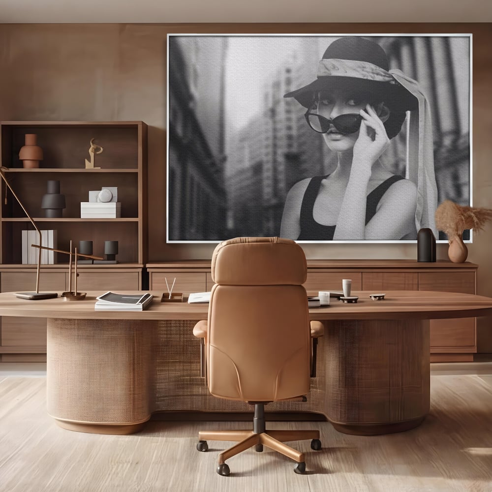 Tablou canvas cu tablou canvas cu femeie in alb negru, in rama de aluminiu argintiu, pe perete intr-un birou